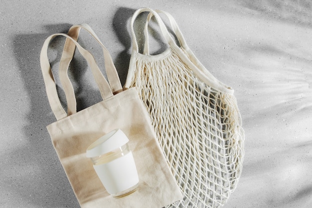 Öko-Taschen und wiederverwendbare Kaffeetasse. Nachhaltiger Lebensstil. Plastikfreies Konzept.