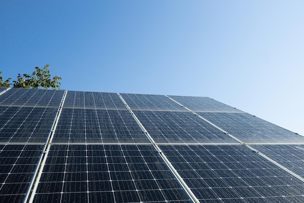 Öko-Technologie-Solarpanel mit Sonne und blauem Himmel Hintergrundkonzept saubere Energie in der Natur