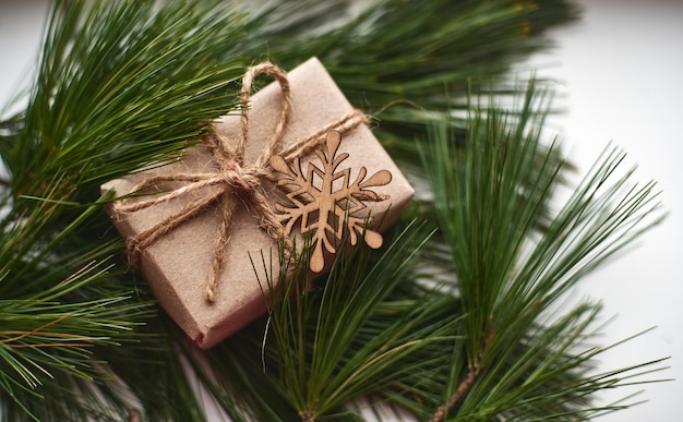 Öko-Weihnachtszubereitung Weihnachten und Zero Waste Umweltfreundliche Verpackung von Geschenken in Kraftpapier