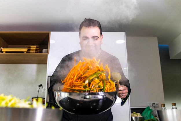 Foto koch bereitet essen in der küche eines restaurants vor