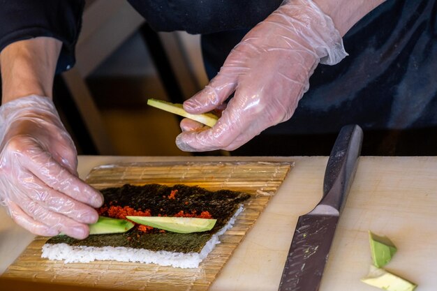 Koch bereitet Sushi in einem Restaurant zu