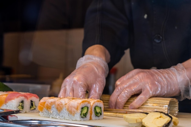 Koch bereitet Sushi in einem Restaurant zu