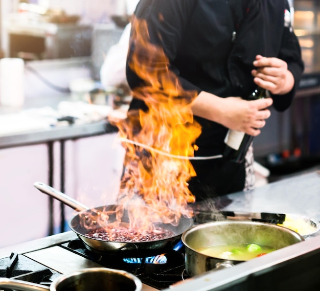 Koch, der Essen in der Küche zubereitet