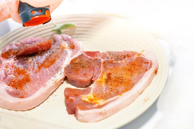 Foto koch kocht essen in der küche, koch bereitet essen vor