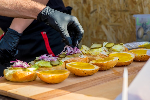 Koch macht einen Burger