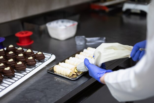 Koch macht Kekse auf dem Arbeitstisch der Bäckerei.