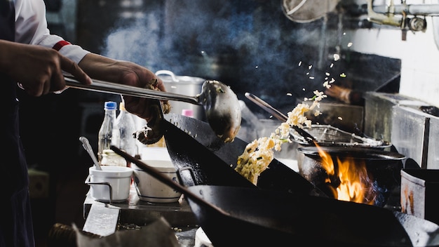 Koch Rühren braten Kochen im Wok