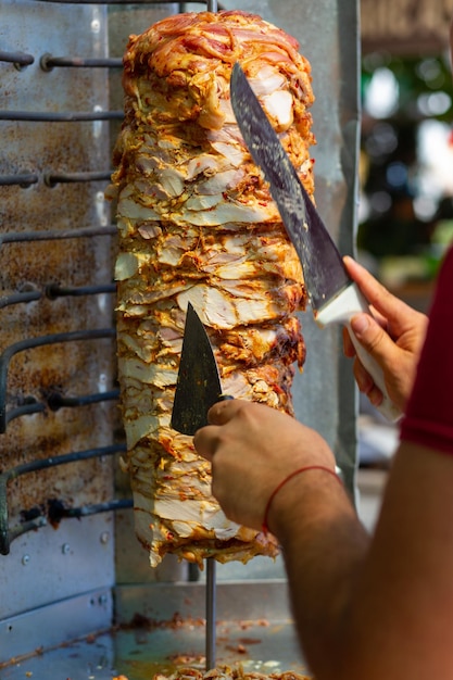 Koch schneidet mit Dönermesser Traditionelles türkisches Dönerfleisch