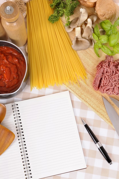 Kochbuch mit Zutaten für Spaghetti Bolognese