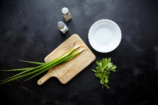 Kochen Abendessen Frische Minzblätter Scallion grüne Zwiebel Pfeffer Salz Keller leere weiße Schüssel