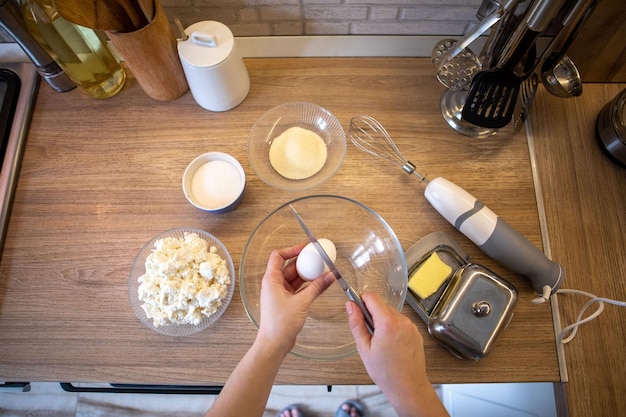 Kochen am Kochfeld der heimischen Küche mit Zutaten