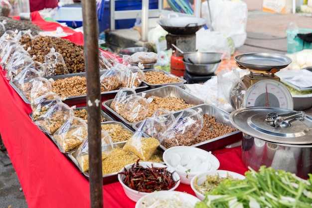 kochen, asiatische küche, verkaufs- und lebensmittelkonzept - nüsse und gewürze auf dem straßenmarkt