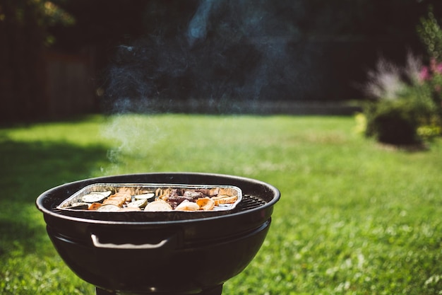 Kochen auf dem Grill im Hinterhof