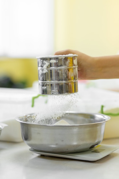 Kochen Backen. Koch sieben das Mehl