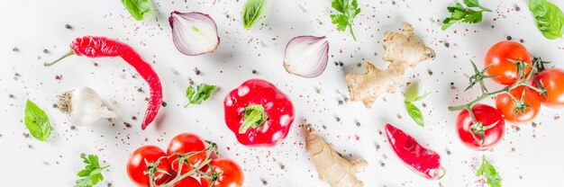 Kochen des Hintergrundes mit Frischgemüse und Kräutern