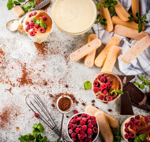 Kochen des italienischen Lebensmittelnachtischs Tiramisu, mit Bestandteilen