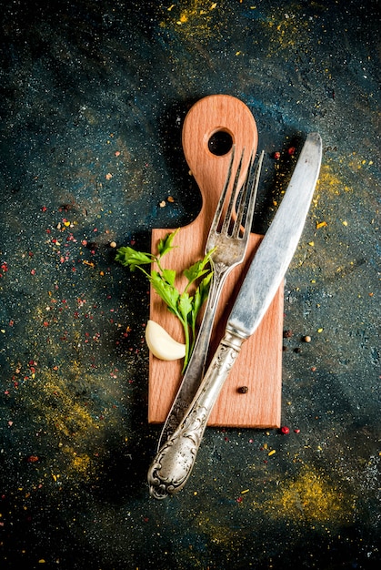 Kochen des Lebensmittelkonzeptes, der Gewürze, des Krauts und des Öls für die Zubereitung des Abendessens, mit Schneidebrett