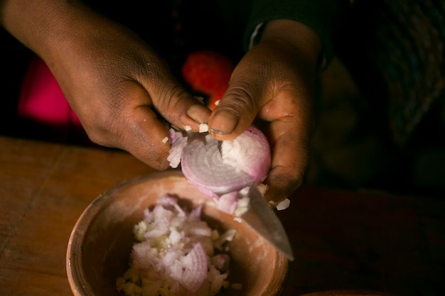 Kochen einer traditionellen andinen Gemüsesuppe vor einem Pachamanca-Festmahl mit einem Quechua-Stamm.