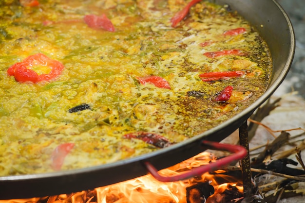 Kochen einer traditionellen spanischen Paella