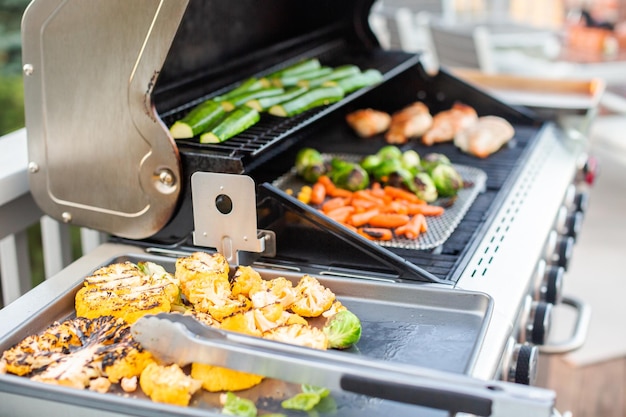 Kochen eines gesunden Abendessens auf einem Gasgrill im Freien.