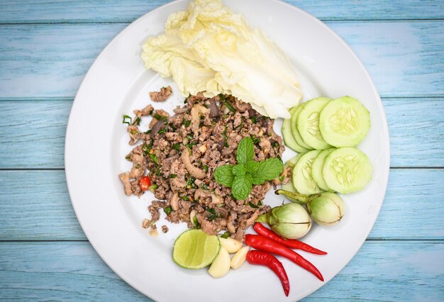 Kochen Ente würziger gehackter Entensalat mit Kräutergewürzen frischem Gemüse Auberginen Gurke Chinakohl Knoblauch Chili Limette und Minzblatt Asiatische thailändische Küche