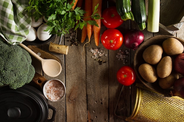 Kochen gesunde Gemüse Detox Konzept mit verschiedenen Gemüse, Kochen Topf auf Küche Tisch, Küche Hintergrund. Draufsicht mit Kopierraum.