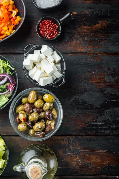 Kochen griechische Salatzutat, auf altem dunklem Holztisch, Draufsicht flach liegen