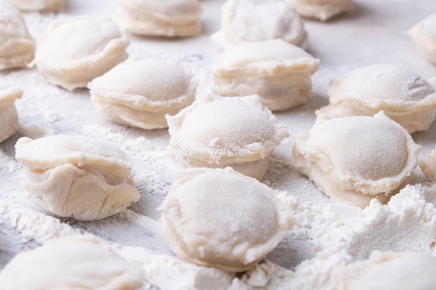 Kochen hausgemachte Knödel in Mehl Nahaufnahme