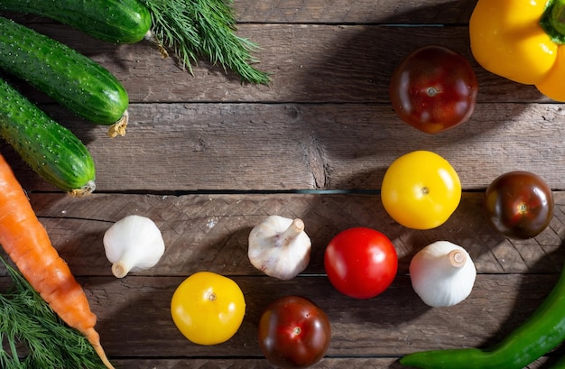 Kochen Hintergrund, Hausmannskost Konzept. Reife Tomaten, Löffel, Kräuter und Gewürze auf Holzhintergrund, Draufsicht, Kopierraum