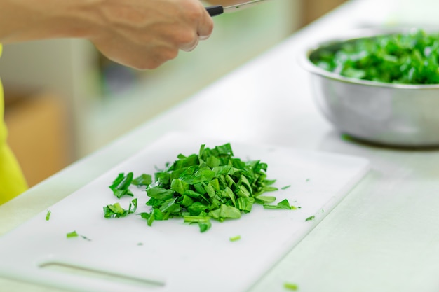 Kochen in der Küche schneidet Gemüse