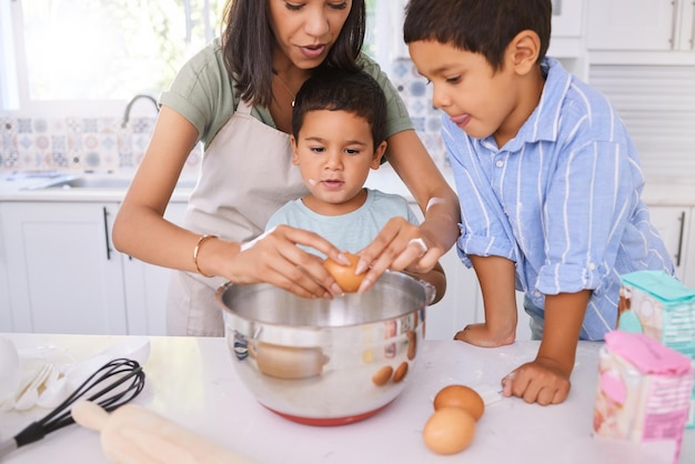 Kochen, Lernen und Mutter mit Kindern in der Küche für ein fröhliches Frühstück und gemeinsame Gesundheit