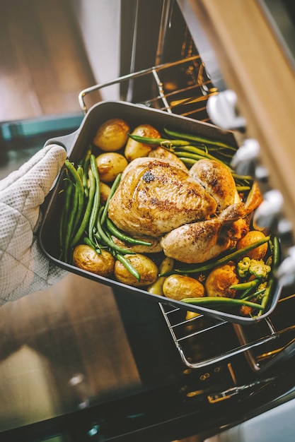 Kochen Sie bereit, Huhn vom Ofen zu nehmen