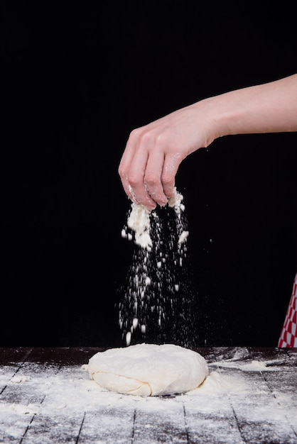 Kochen Sie den Teig zum Backen in der Küche