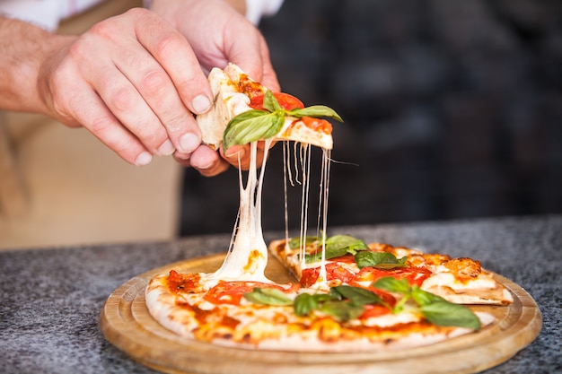 Kochen Sie die Zubereitung von Pizza in einem Restaurant.