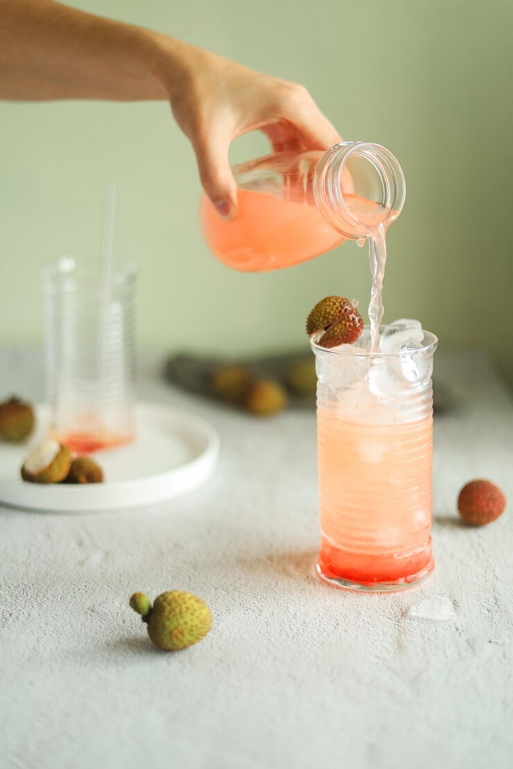 Kochen Sie einen hausgemachten Sommercocktail aus saisonalen Früchten und Eis. Schritt für Schritt Anweisungen. Schritt 5