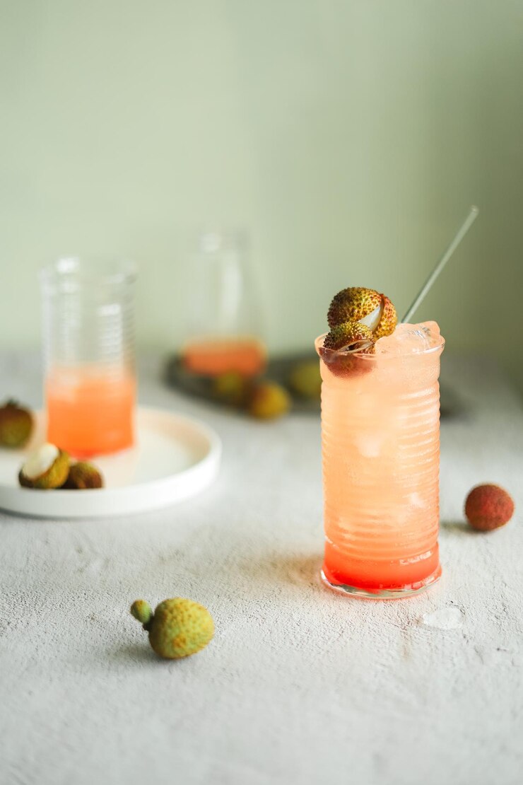 Kochen Sie einen hausgemachten Sommercocktail aus saisonalen Früchten und Eis. Schritt für Schritt Anweisungen. Schritt 7