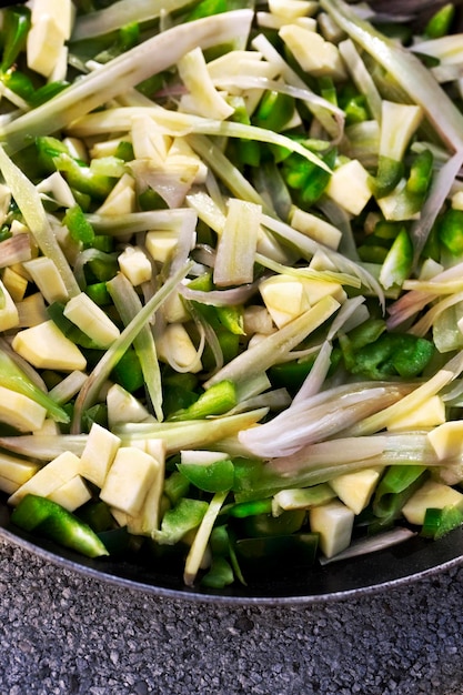 Kochen Sie Gemüse in einer Pfanne für das Abendessen