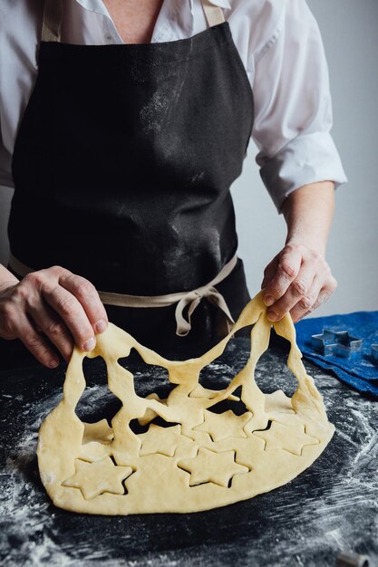 Kochen Sie, indem Sie ungeraden Teig auf Keksen loswerden