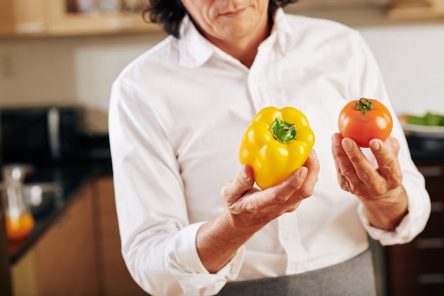 Kochen Sie mit frischem Gemüse