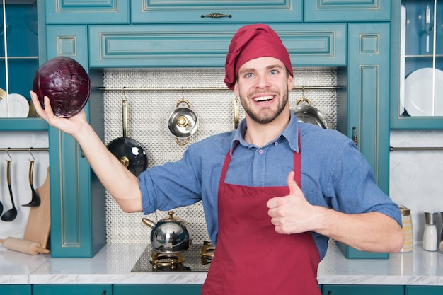 Kochen Sie mit guter Laune Entspannen Sie sich, legen Sie Musik an Ein gelassener Koch ist effizienter Mann Koch mag es, in entspannter Atmosphäre zu kochen Typ Kochprofi fühlt sich entspannt und fröhlich beim weißen Kochen