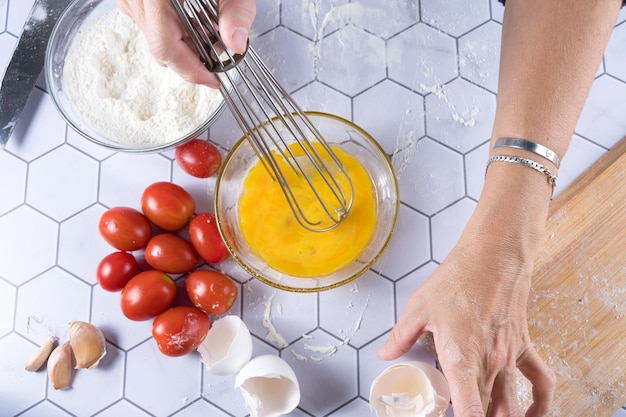 Kochen Sie schlagende Eier mit Zutaten und Kochutensilien