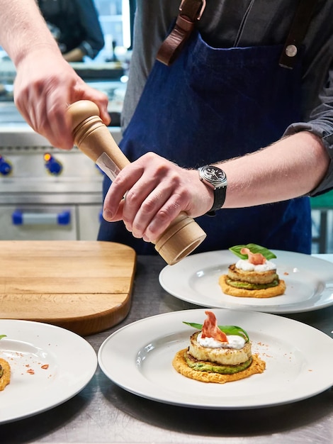 Kochen Sie Streuseln in Gericht mit Fischkotelett im Restaurant