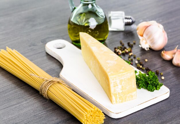 Kochen von Bio-Nudeln mit Knoblauchkräutern und Parmesankäse.