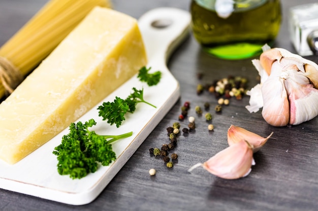 Kochen von Bio-Nudeln mit Knoblauchkräutern und Parmesankäse.