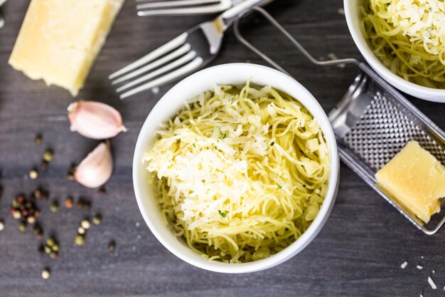 Kochen von Bio-Nudeln mit Knoblauchkräutern und Parmesankäse.