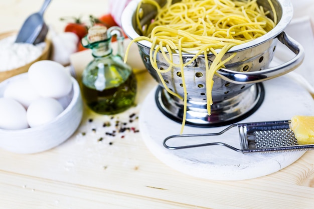 Kochen von Bio-Spaghetty zum Abendessen.