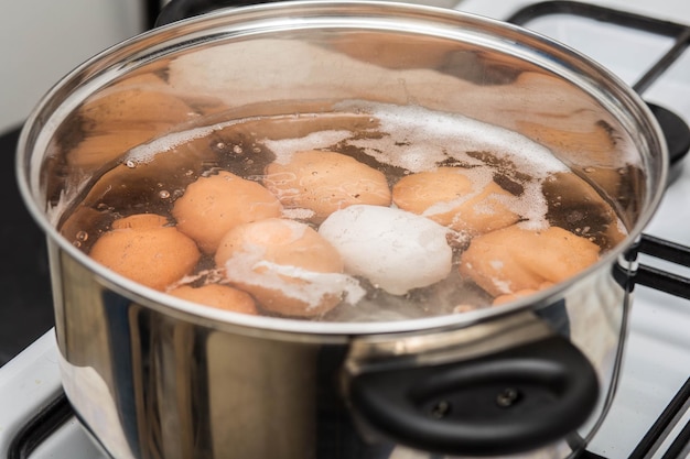 Kochen von Eiern in kochendem Wasser in der Pfanne Draufsicht