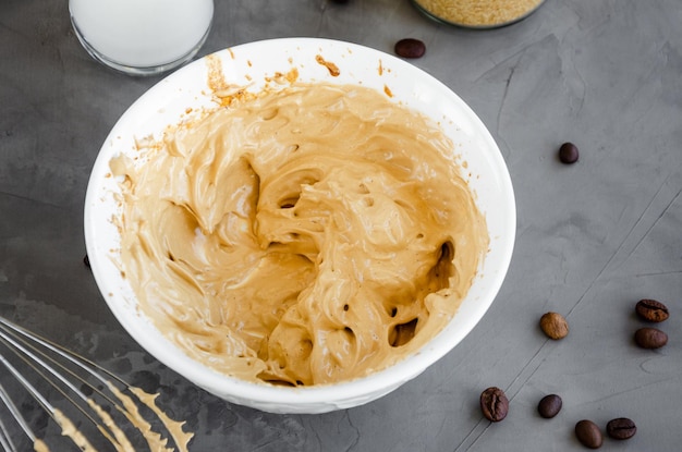 Kochen von eisgekühltem Dalgona-Kaffee, trendiger, flauschiger, cremiger Schlagkaffee, horizontaler Kopierraum