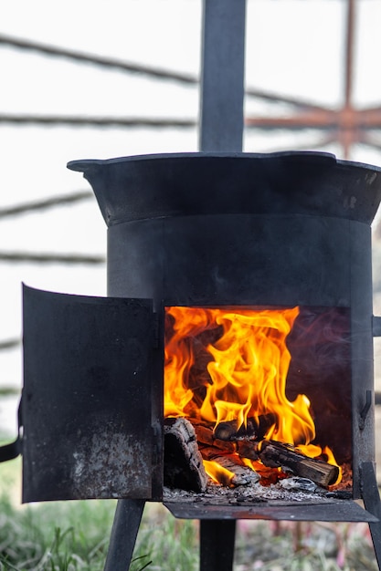 Kochen von Essen oder Pilaw in einem brennenden Kessel Kochen im Kessel auf offenem Feuer in der Natur