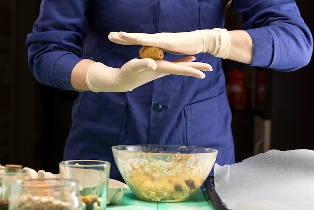 Kochen von Haferkeksen mit Nüssen und kandierten Früchten süßer nahrhafter Nachtisch